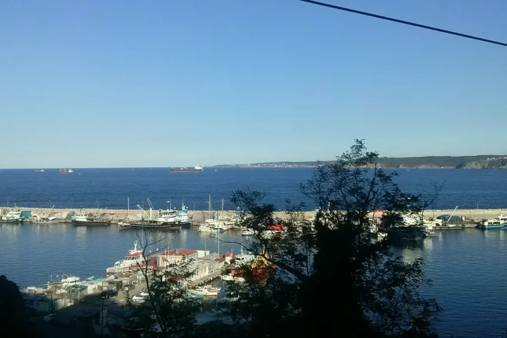 Non-Touristy Activities to do in Istanbul: In Rumeli Lighthouse village, you can have breakfast or eat a meal at one of the restaurants that offer a perfect view and elevation of the point where the Bosphorus meets the Black Sea. Afterwards, you can take a tour to see the village, the lighthouse, and the castle.